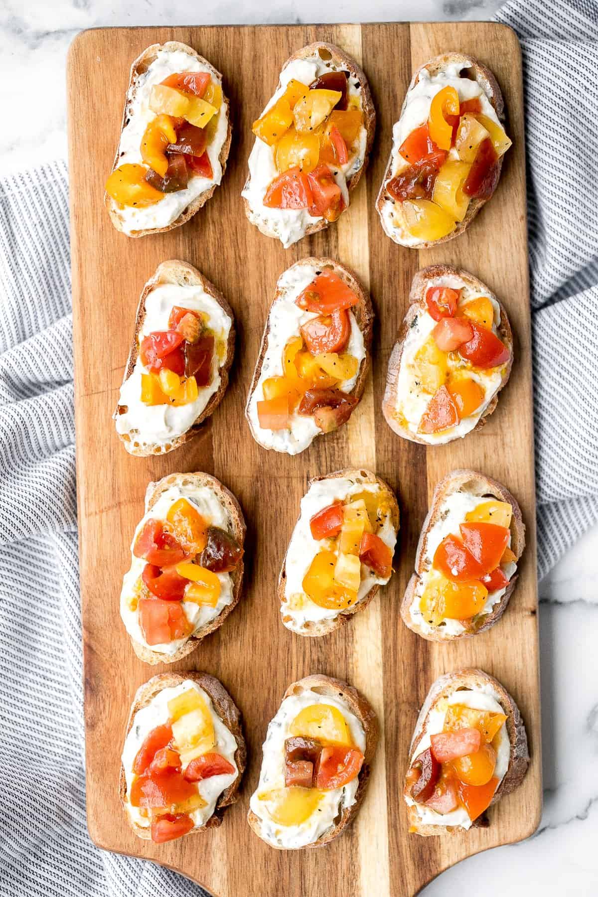 生意大利乳清干酪crostini开胃菜的容易使在几分钟或提前准备和组装服务。受人喜爱的活动。| aheadofthyme.com
