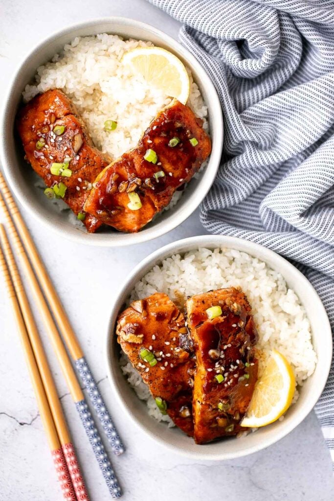 粘性和甜,容易蜂蜜大蒜釉面鲑鱼鲑鱼是一个最好的食谱添加到你的周日夜晚晚餐旋转。在25分钟内准备好。| aheadofthyme.com