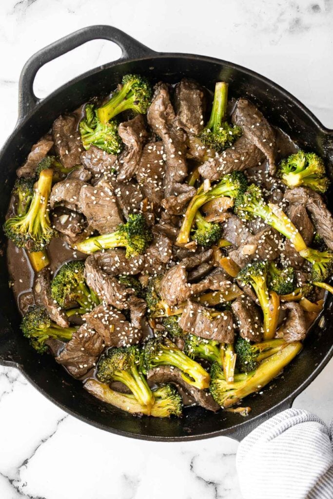 炒牛肉花椰菜是一道经典的美式中餐，美味可口，丰盛可口。比外卖好，25分钟就能做好。| aheadofthyme.com