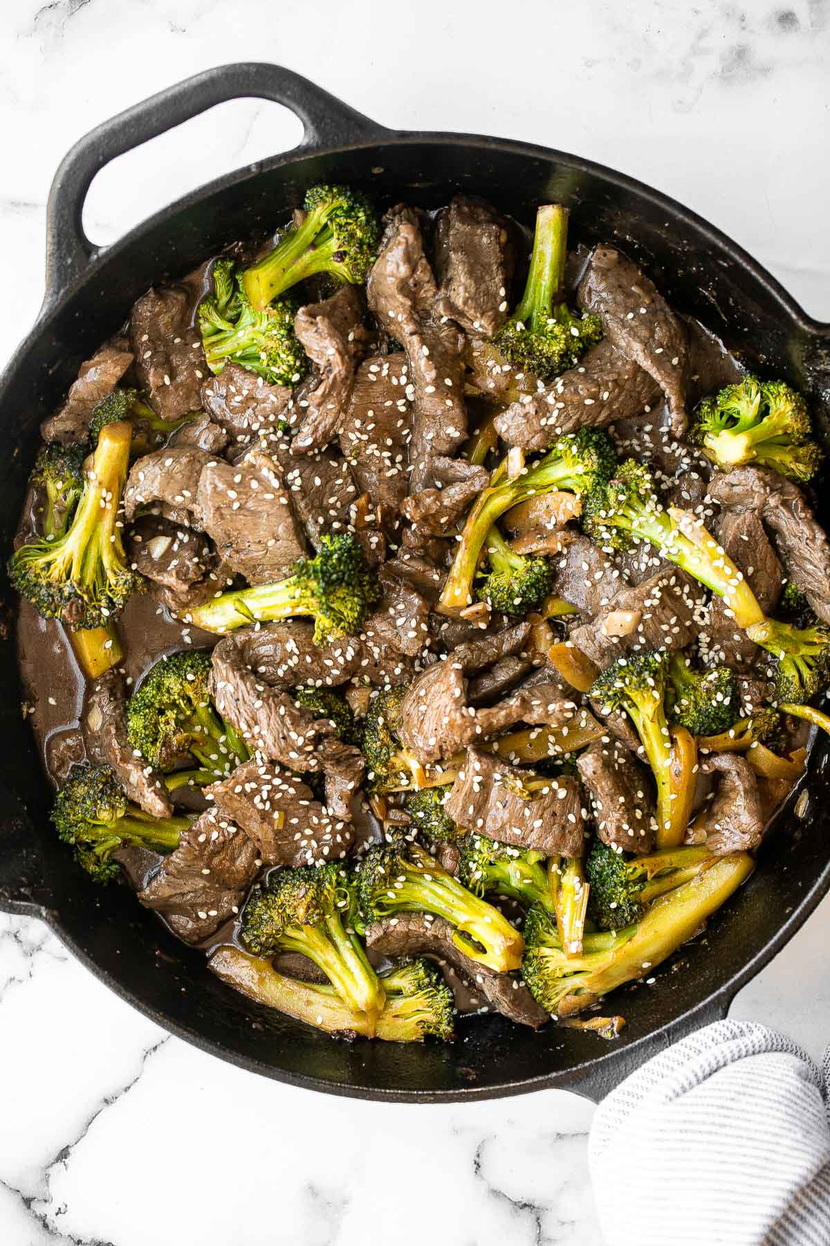 牛肉和西兰花炒是一个典型的美籍华人菜是美味的,可口的,丰盛的,漂亮的。比外卖和准备好了25分钟。| aheadofthyme.com