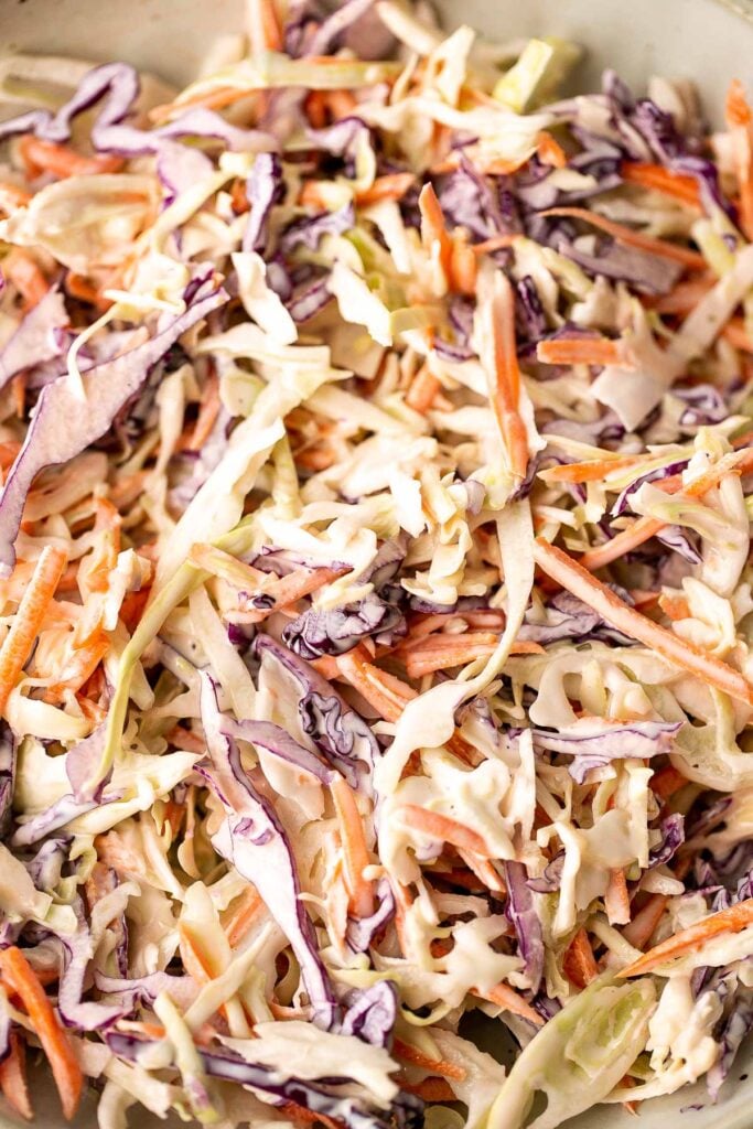 新鲜、酥脆、经典的凉拌沙拉是夏季烧烤或野餐的必备食谱，也可以作为简单的午餐。10分钟内赶到。| aheadofthyme.com