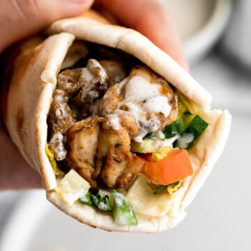 自制的鸡肉(donair)和多汁的嫩鸡在中东香料腌制,裹着皮塔饼面包很容易让在家里。| aheadofthyme.com