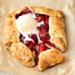 这道草莓沙拉比派简单，它有黄油片状的外壳和甜酸的草莓馅，是这个浆果季节的美味佳肴。| aheadofthyme.com