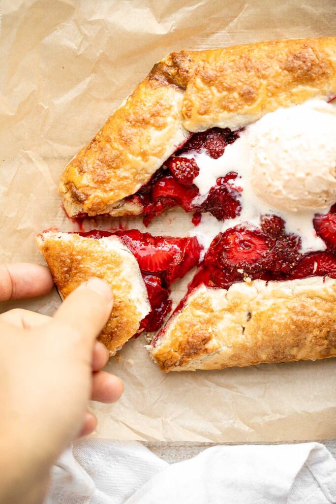 这道草莓沙拉比派简单，它有黄油片状的外壳和甜酸的草莓馅，是这个浆果季节的美味佳肴。| aheadofthyme.com