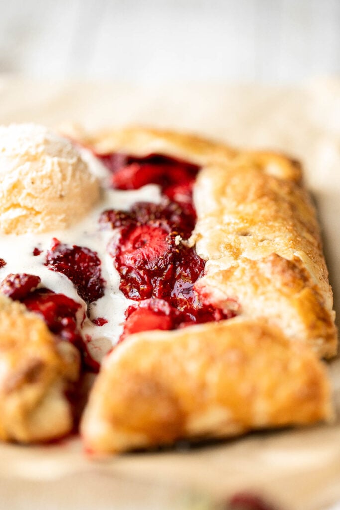 这道草莓沙拉比派简单，它有黄油片状的外壳和甜酸的草莓馅，是这个浆果季节的美味佳肴。| aheadofthyme.com