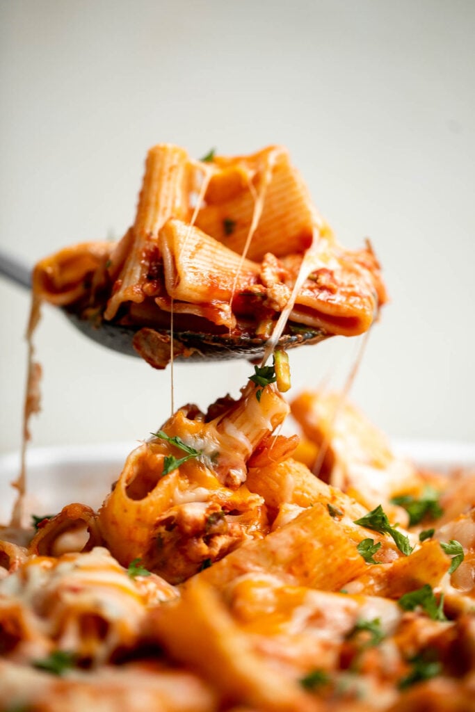 烤火鸡面食是一种简单却令人印象深刻的食物，舒适，舒适，令人满意。适合全家享用的砂锅晚餐只需45分钟。| aheadofthyme.com