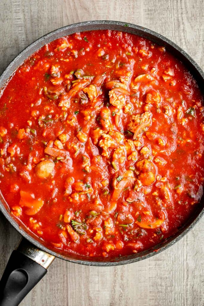 烤火鸡面食是一种简单却令人印象深刻的食物，舒适，舒适，令人满意。适合全家享用的砂锅晚餐只需45分钟。| aheadofthyme.com