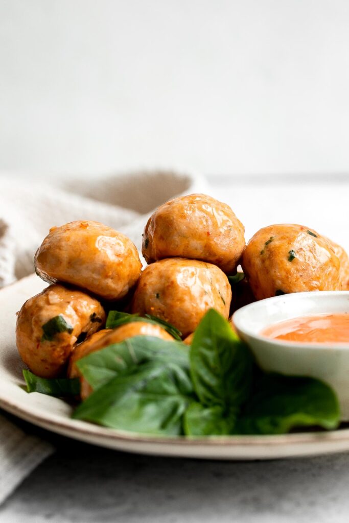 甜辣椒火鸡肉丸美味可口，鲜嫩多汁，充满了经典的泰国风味，制作简便快捷。可口的，甜的，浓郁的。| aheadofthyme.com