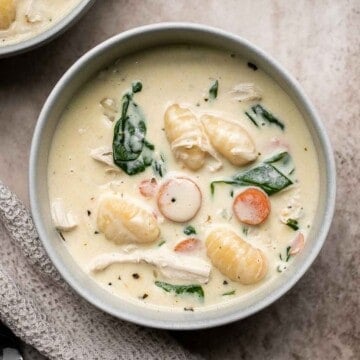 奶油火鸡汤团是一种终极的安慰食物——奶油的、丰富的、美味的，由优质碳水化合物、干净的蛋白质和蔬菜在25分钟内制成。| aheadofthyme.com