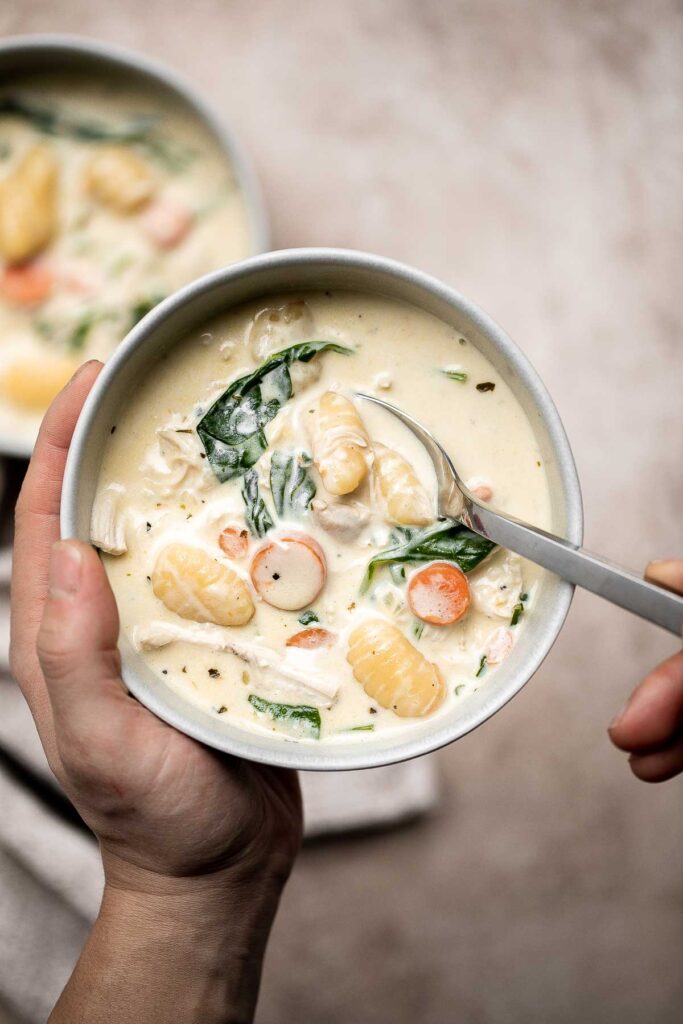 奶油火鸡汤团是一种终极的安慰食物——奶油的、丰富的、美味的，由优质碳水化合物、干净的蛋白质和蔬菜在25分钟内制成。| aheadofthyme.com