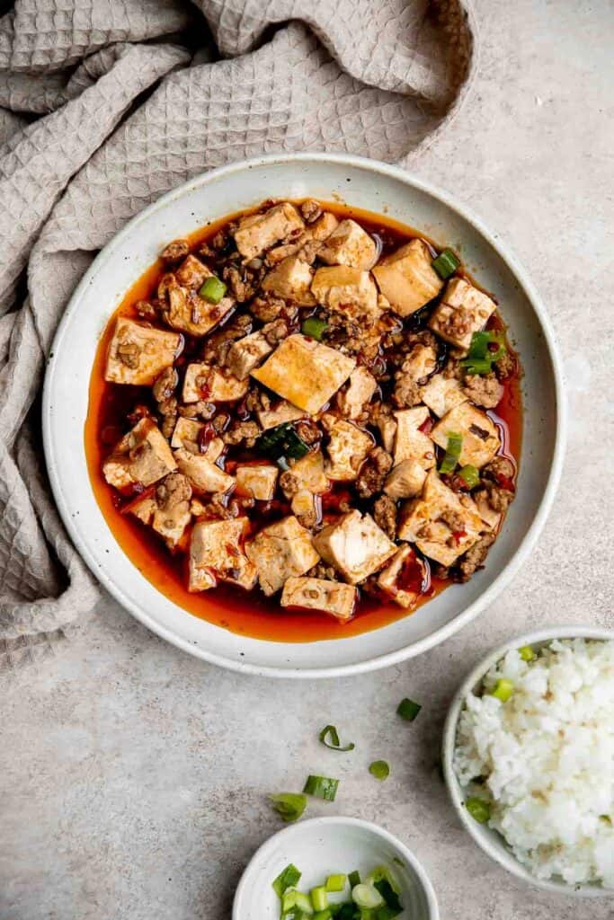 麻婆豆腐是快速,简单,美味,可口,辣,麻木在20分钟内准备好。服务与米饭在繁忙的夜晚。| aheadofthyme.com