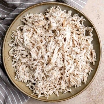 鸡肉丝做起来又快又简单(有三种方法)，还可以切丝。它是添加到其他食谱中的主要食材，如汤、沙拉和三明治。| aheadofthyme.com
