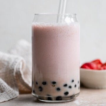 新鲜草莓和波巴木薯珍珠奶茶很容易让在家里。富含新鲜水果、茶比storebought自制的泡沫。| aheadofthyme.com