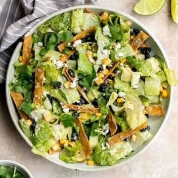 这道墨西哥凯撒沙拉用了大量的墨西哥食材。它新鲜、清淡、美味、美味——甚至可能比原来的味道更好!| aheadofthyme.com