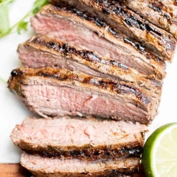多汁的嫩肉,完全烧焦的边缘是美味,美味,所以容易制作。这个墨西哥烤牛排在15分钟。| aheadofthyme.com