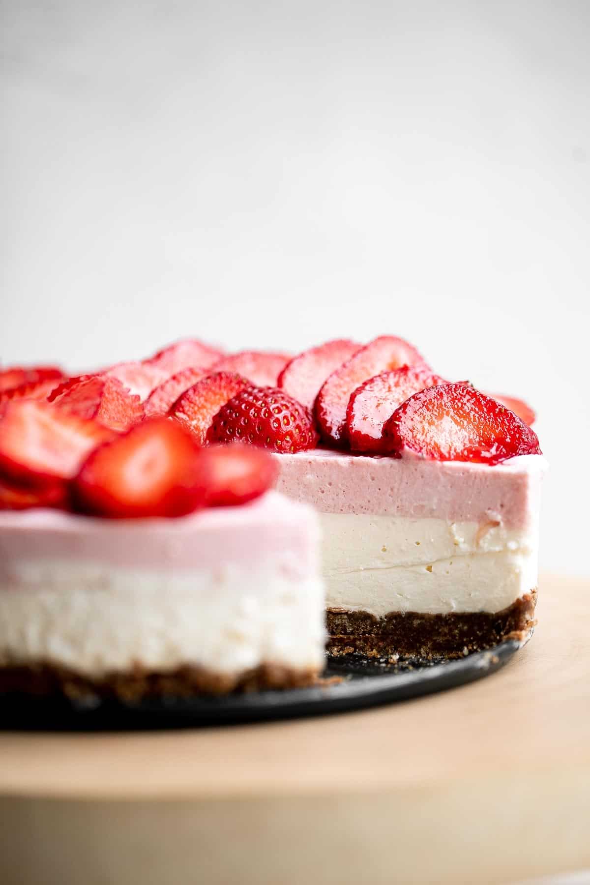 无烤草莓芝士蛋糕口感轻盈、柔滑、柔滑。这个简单的慕斯芝士蛋糕是用芝士蛋糕层和草莓慕斯层做成的。| aheadofthyme.com