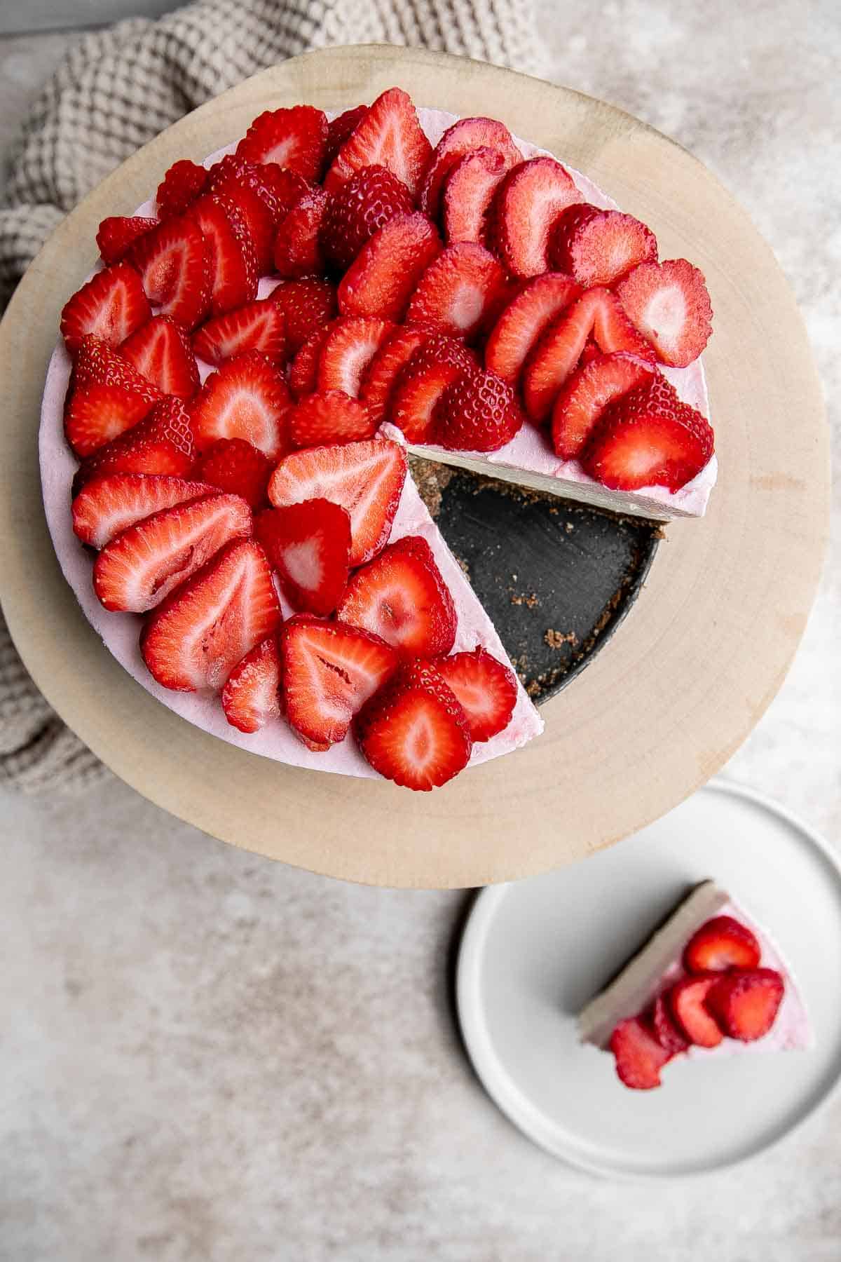 无烤草莓芝士蛋糕口感轻盈、柔滑、柔滑。这个简单的慕斯芝士蛋糕是用芝士蛋糕层和草莓慕斯层做成的。| aheadofthyme.com