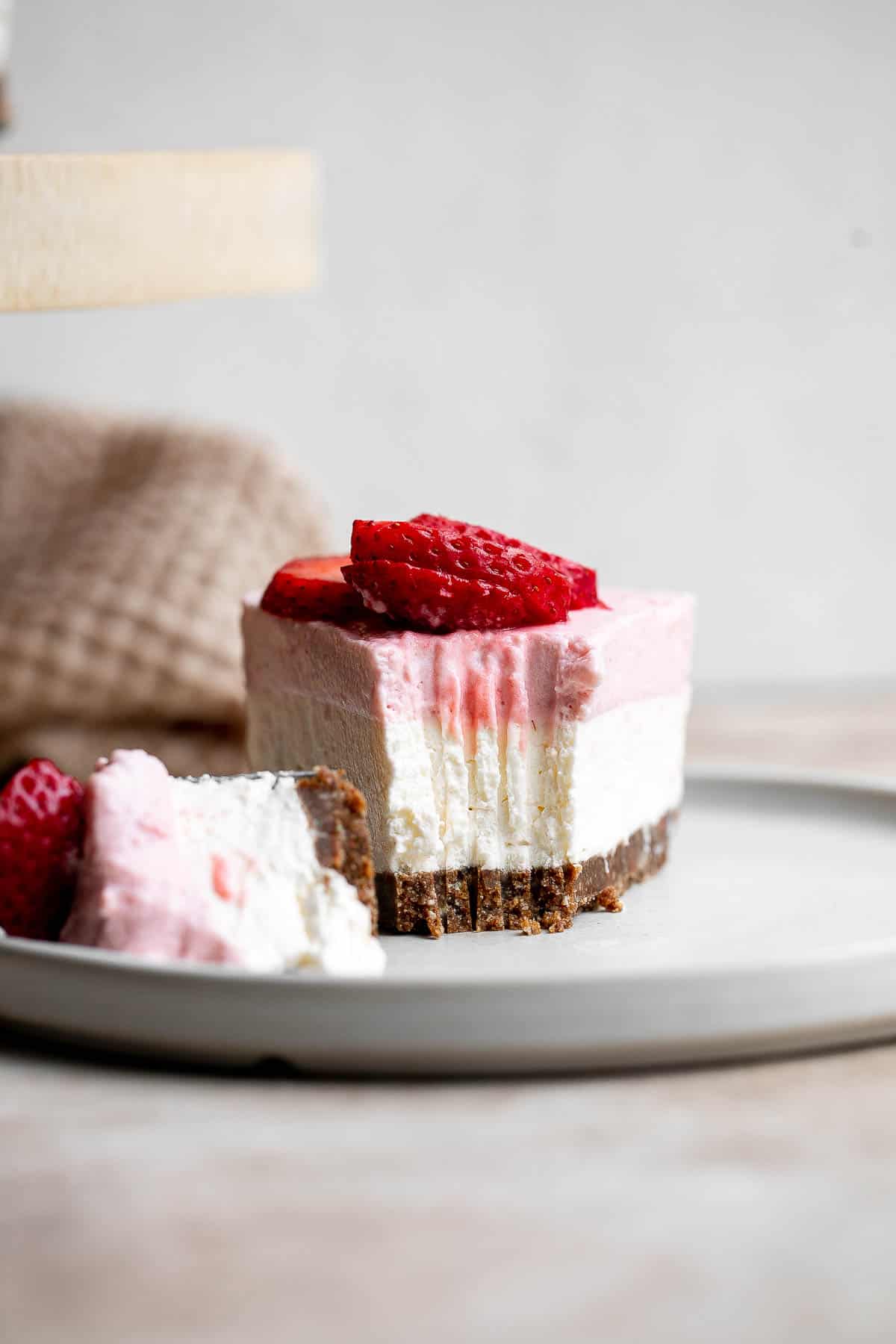 无烤草莓芝士蛋糕口感轻盈、柔滑、柔滑。这个简单的慕斯芝士蛋糕是用芝士蛋糕层和草莓慕斯层做成的。| aheadofthyme.com