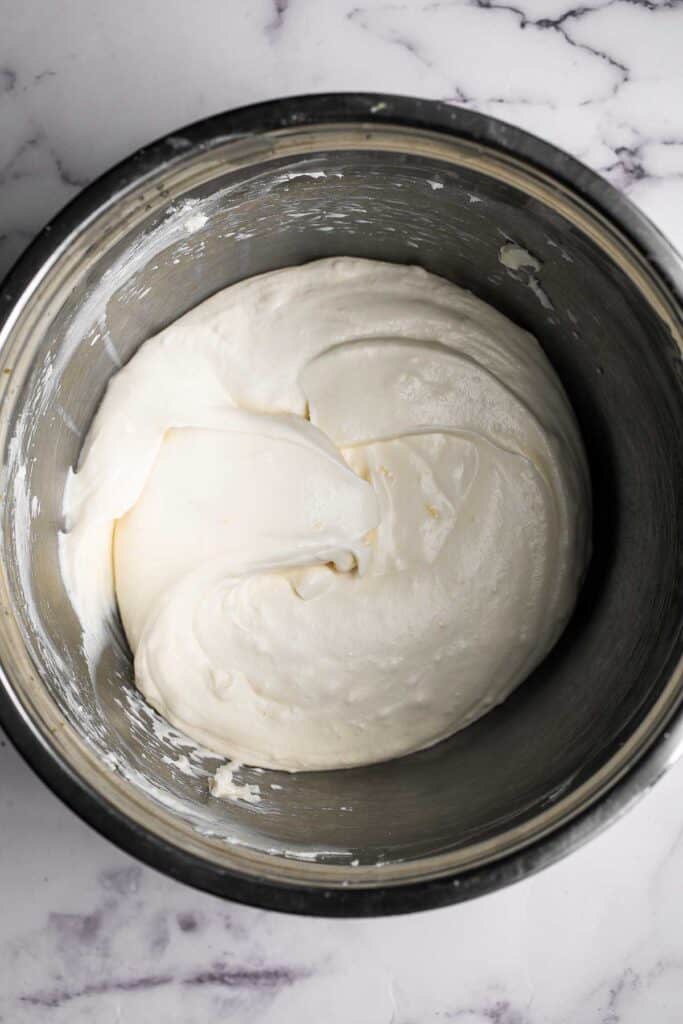 无烤草莓芝士蛋糕口感轻盈、柔滑、柔滑。这个简单的慕斯芝士蛋糕是用芝士蛋糕层和草莓慕斯层做成的。| aheadofthyme.com