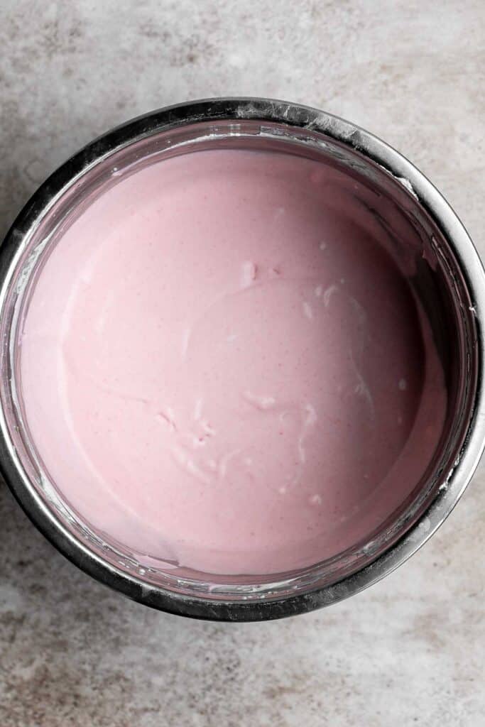 无烤草莓芝士蛋糕口感轻盈、柔滑、柔滑。这个简单的慕斯芝士蛋糕是用芝士蛋糕层和草莓慕斯层做成的。| aheadofthyme.com