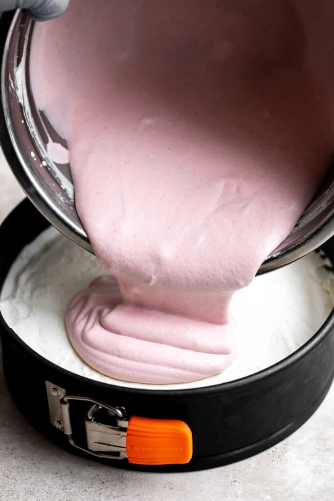 无烤草莓芝士蛋糕口感轻盈、柔滑、柔滑。这个简单的慕斯芝士蛋糕是用芝士蛋糕层和草莓慕斯层做成的。| aheadofthyme.com