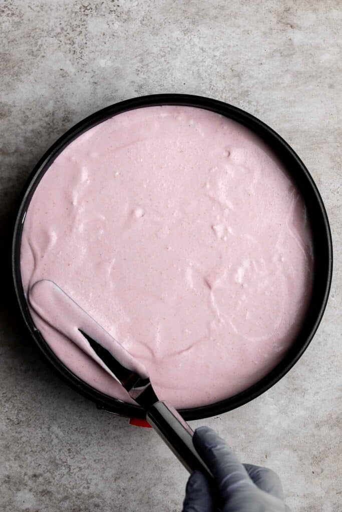 无烤草莓芝士蛋糕口感轻盈、柔滑、柔滑。这个简单的慕斯芝士蛋糕是用芝士蛋糕层和草莓慕斯层做成的。| aheadofthyme.com