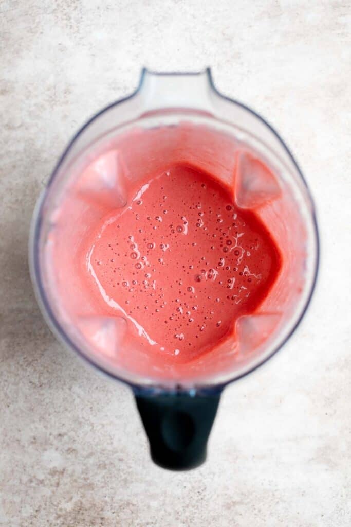 无烤草莓芝士蛋糕口感轻盈、柔滑、柔滑。这个简单的慕斯芝士蛋糕是用芝士蛋糕层和草莓慕斯层做成的。| aheadofthyme.com