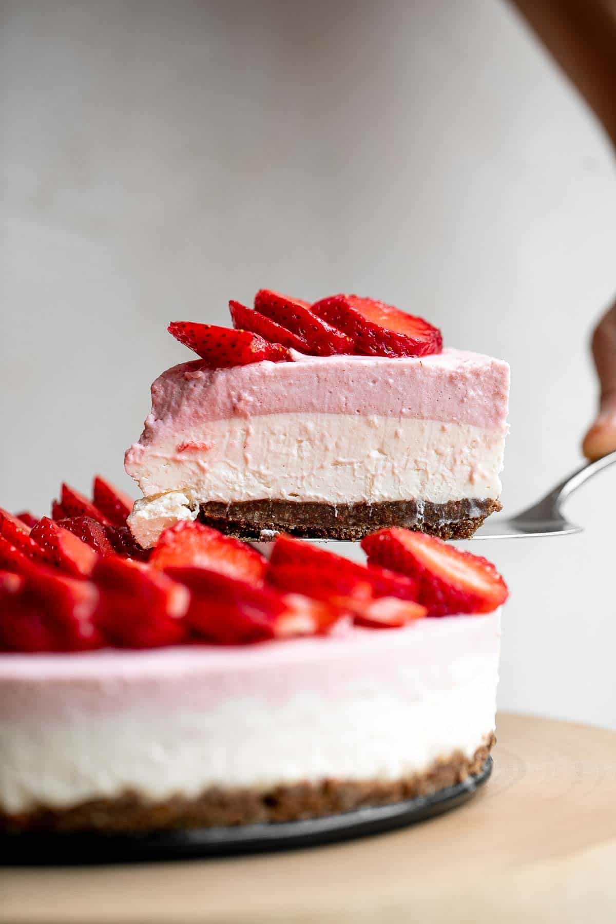 无烤草莓芝士蛋糕口感轻盈、柔滑、柔滑。这个简单的慕斯芝士蛋糕是用芝士蛋糕层和草莓慕斯层做成的。| aheadofthyme.com