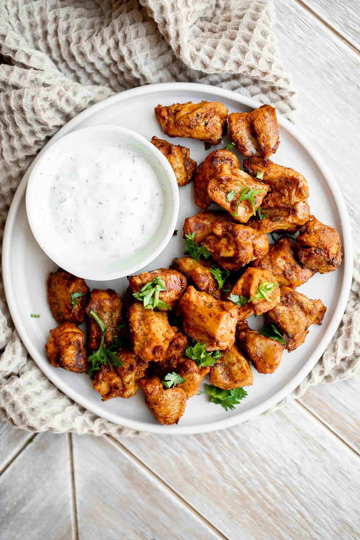 Air Fryer Tandoori烤鸡口美味多汁，鲜嫩，充满地道的印度香料。这个快速简单的空气炸锅食谱在繁忙的工作日晚上是完美的。| aheadofthyme.com