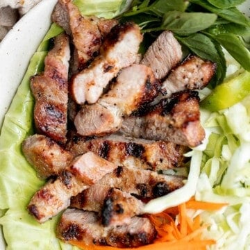 越南烤猪肉(包子Thịt Nướng)是美味的,可口的,简单。又嫩又多汁在里面,外面完全烧焦的。| aheadofthyme.com