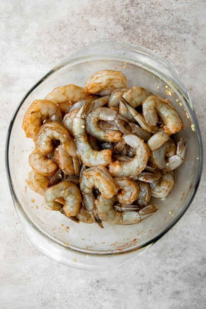 蜂蜜烤大蒜虾串腌制在亚洲美味的腌泡汁是甜的和美味的,加香料的,准备好了25分钟。| aheadofthyme.com