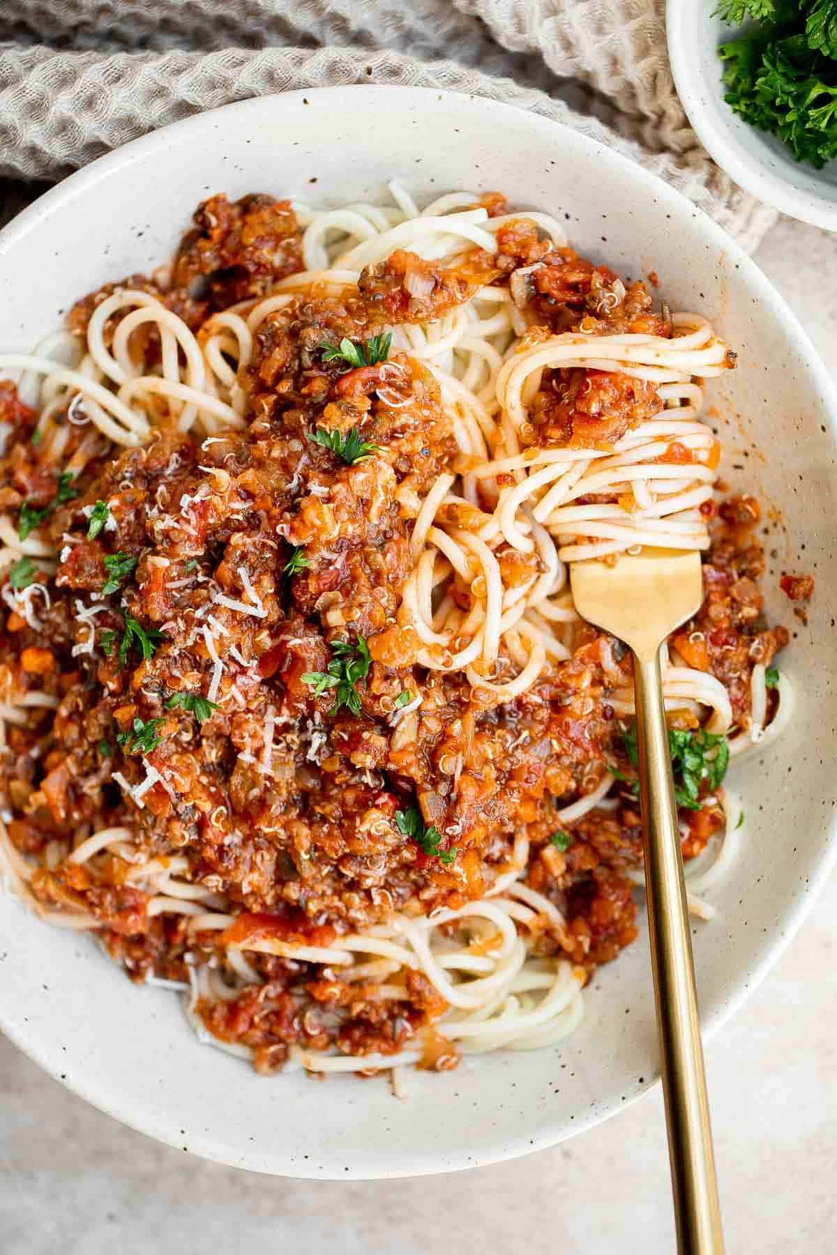 这素食牛肉面是一个快速和容易vegetable-packed面食味道,质地,和善良传统的意大利肉酱面没有肉。| aheadofthyme.com