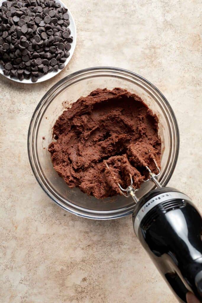 双巧克力饼干柔软耐嚼,容易制作,所以令人满意。享受这些cookie在20分钟内不需要的!| aheadofthyme.com