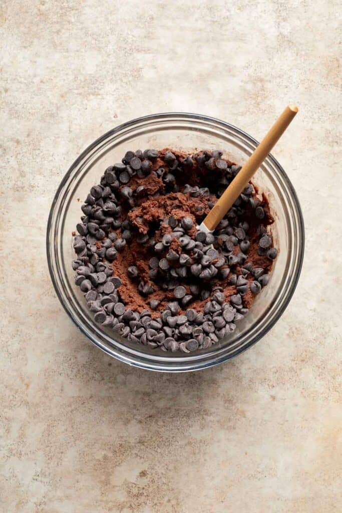 双巧克力饼干柔软耐嚼,容易制作,所以令人满意。享受这些cookie在20分钟内不需要的!| aheadofthyme.com