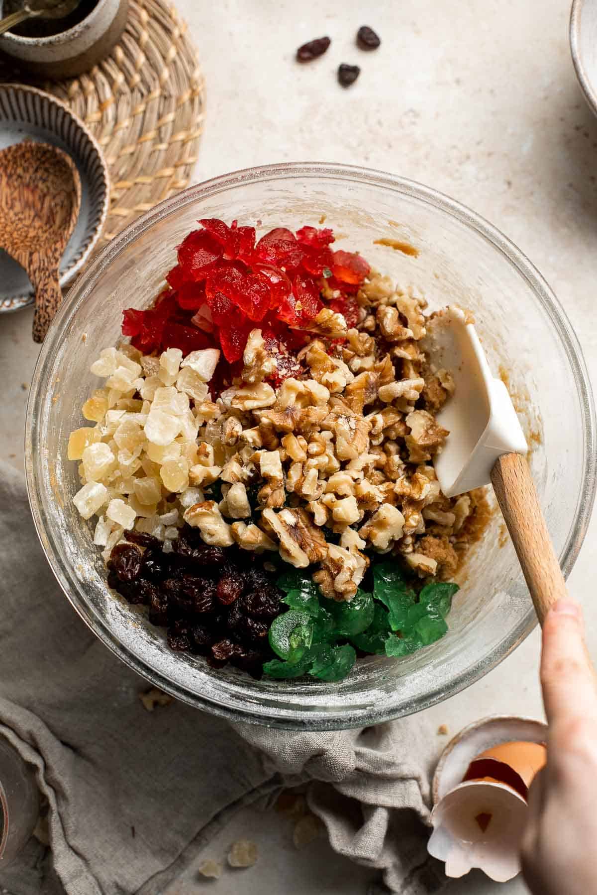 水果蛋糕饼干把水果蛋糕最好的部分都变成了饼干。它们是软软的、耐嚼的、厚厚的、边缘酥脆的节日饼干。| aheadofthyme.com