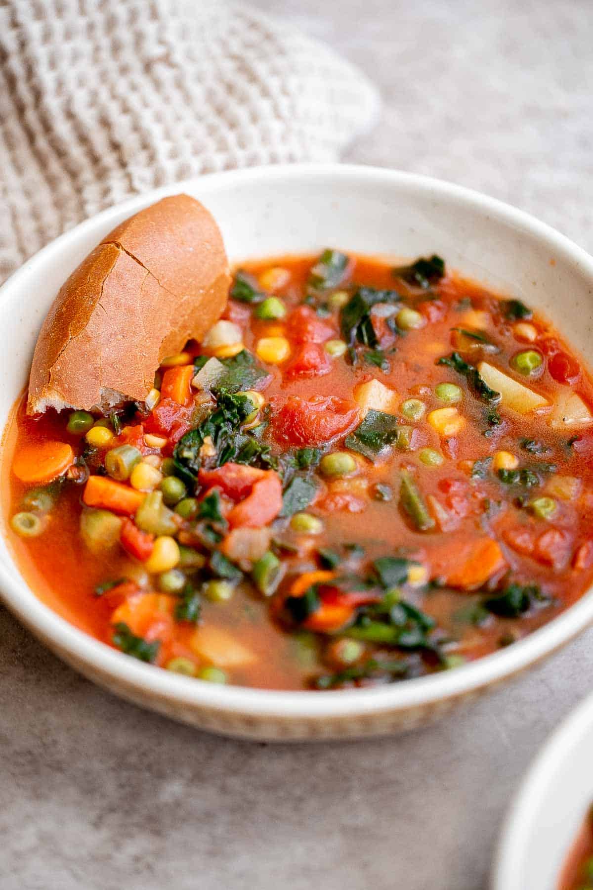 蔬菜汤是丰盛的,素食美味的汤,美味,容易制作。它含有各种美味的蔬菜汤。| aheadofthyme.com