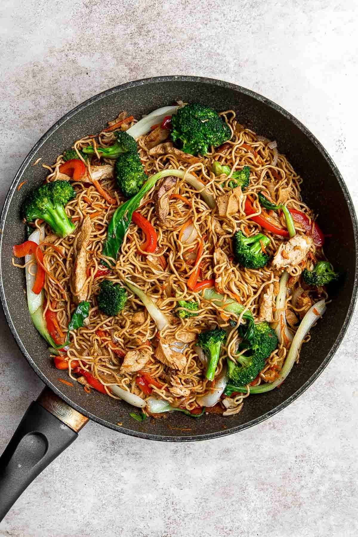 鸡肉炒面是一个典型的中国面食,是快速和容易在20分钟——更快、更健康,比外卖。| aheadofthyme.com