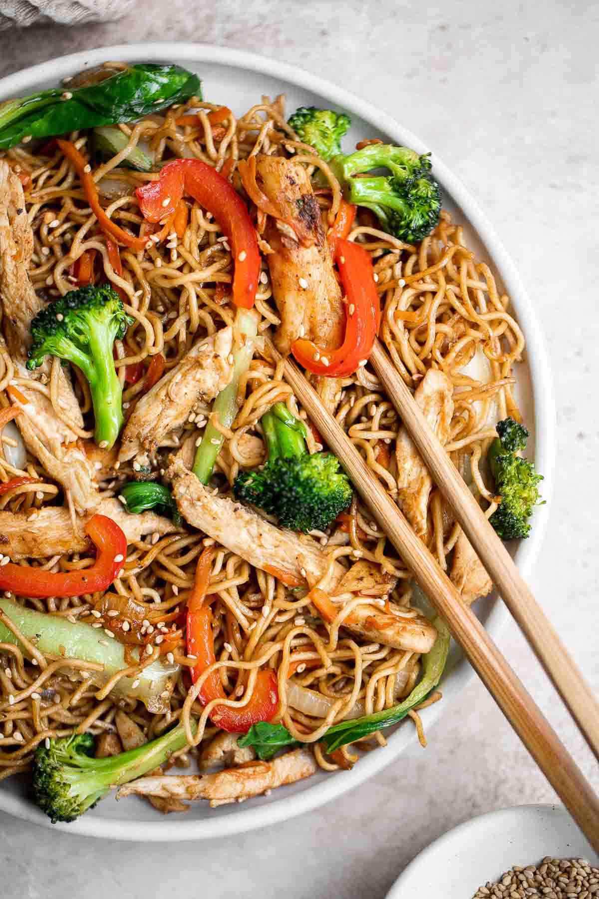 鸡肉炒面是一个典型的中国面食,是快速和容易在20分钟——更快、更健康,比外卖。| aheadofthyme.com