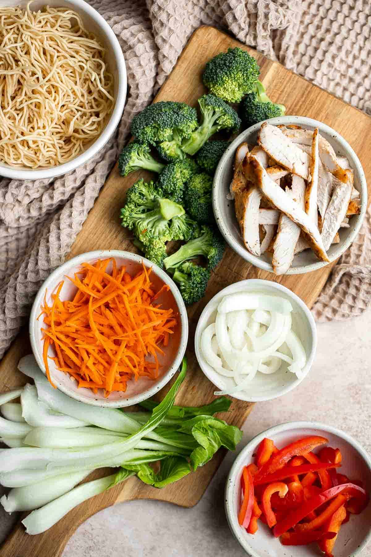 鸡肉炒面是一个典型的中国面食,是快速和容易在20分钟——更快、更健康,比外卖。| aheadofthyme.com