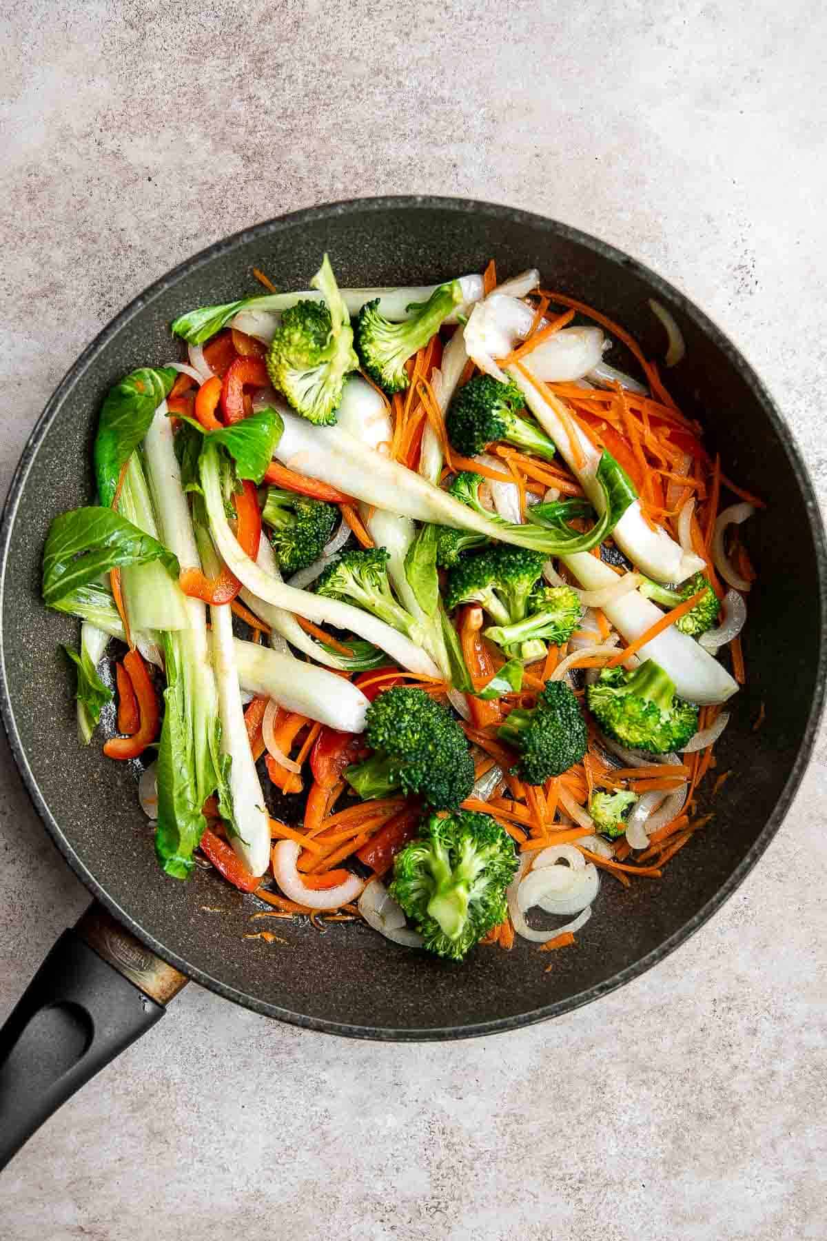 鸡肉炒面是一个典型的中国面食,是快速和容易在20分钟——更快、更健康,比外卖。| aheadofthyme.com