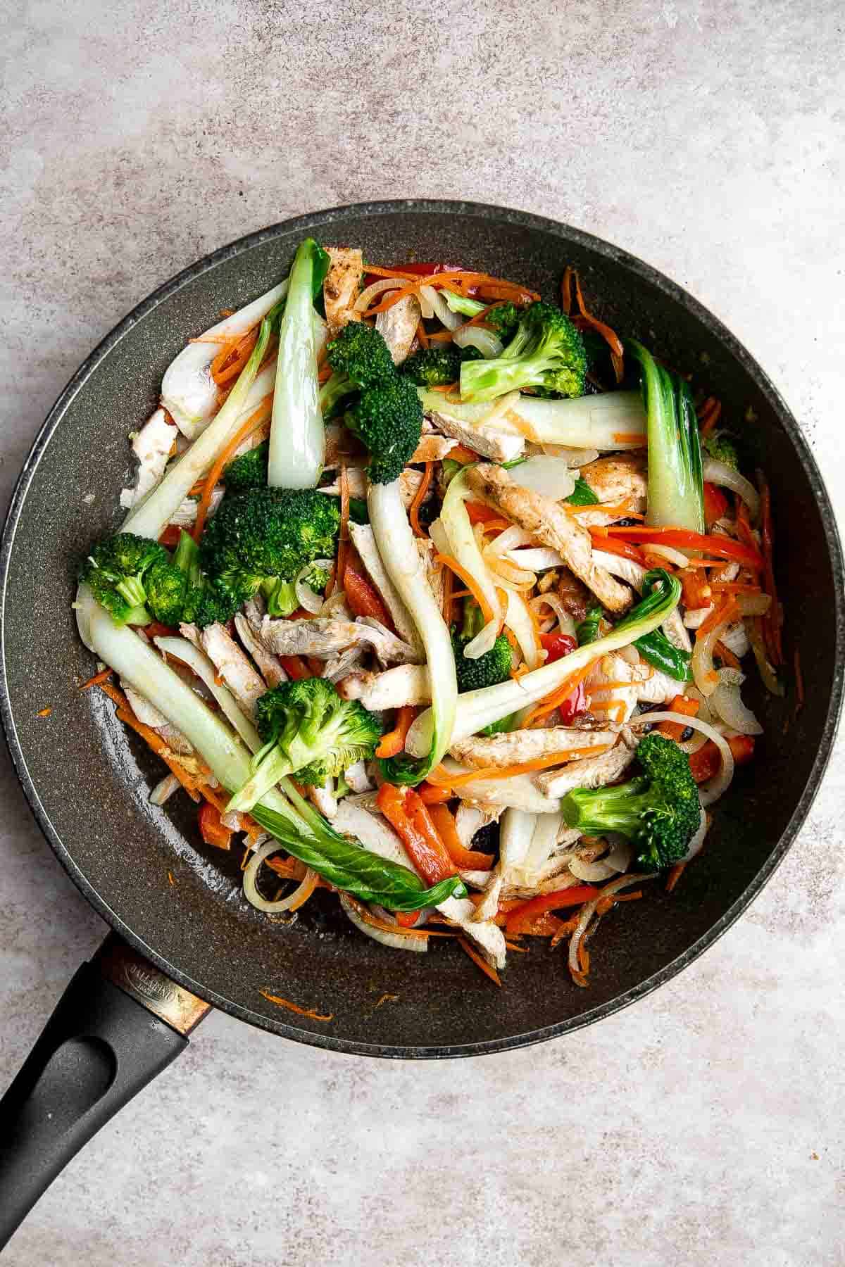 鸡肉炒面是一个典型的中国面食,是快速和容易在20分钟——更快、更健康,比外卖。| aheadofthyme.com