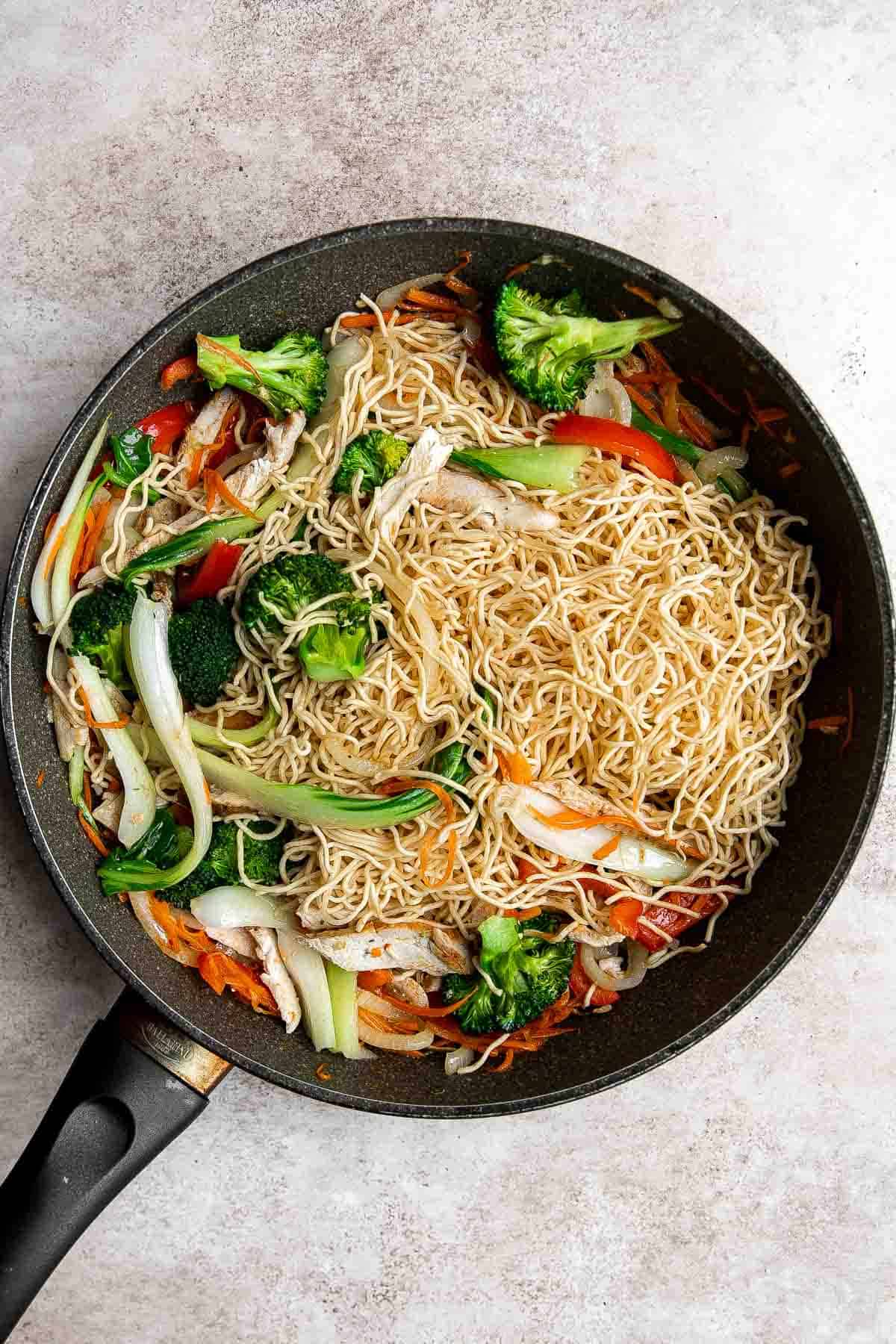 鸡肉炒面是一个典型的中国面食,是快速和容易在20分钟——更快、更健康,比外卖。| aheadofthyme.com