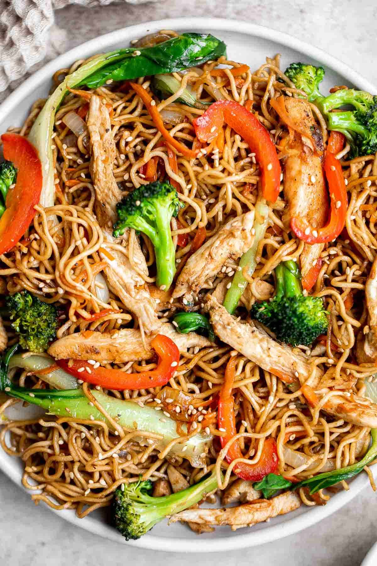 鸡肉炒面是一个典型的中国面食,是快速和容易在20分钟——更快、更健康,比外卖。| aheadofthyme.com