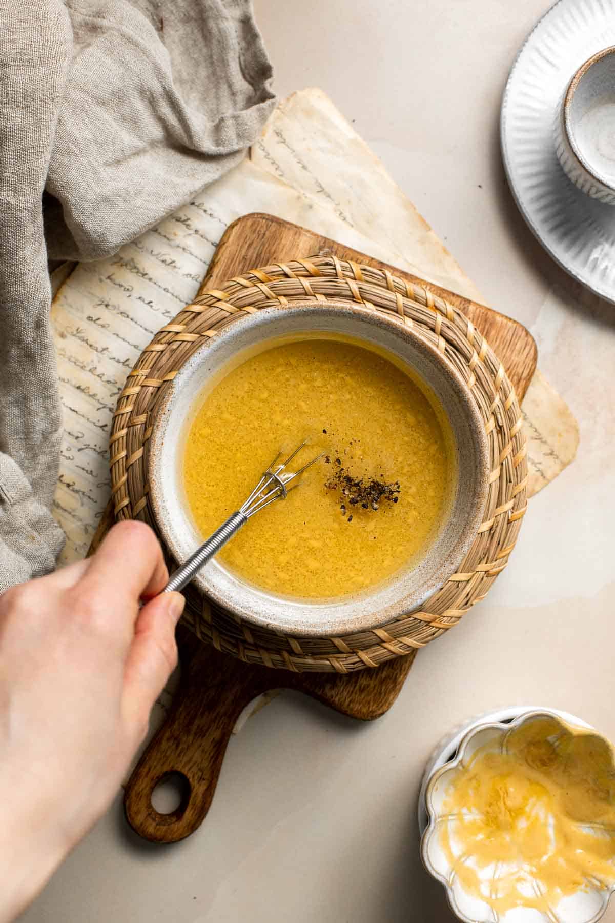 蜂蜜芥末酱是一种香甜和浓郁酱调味沙拉、三明治、肉类等等。使它与几分钟简单的成分。| aheadofthyme.com
