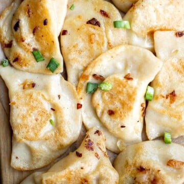 土豆洋葱从头Pierogi可口的美味饺子食谱是由简单的成分,土豆,焦糖洋葱和奶酪。| aheadofthyme.com
