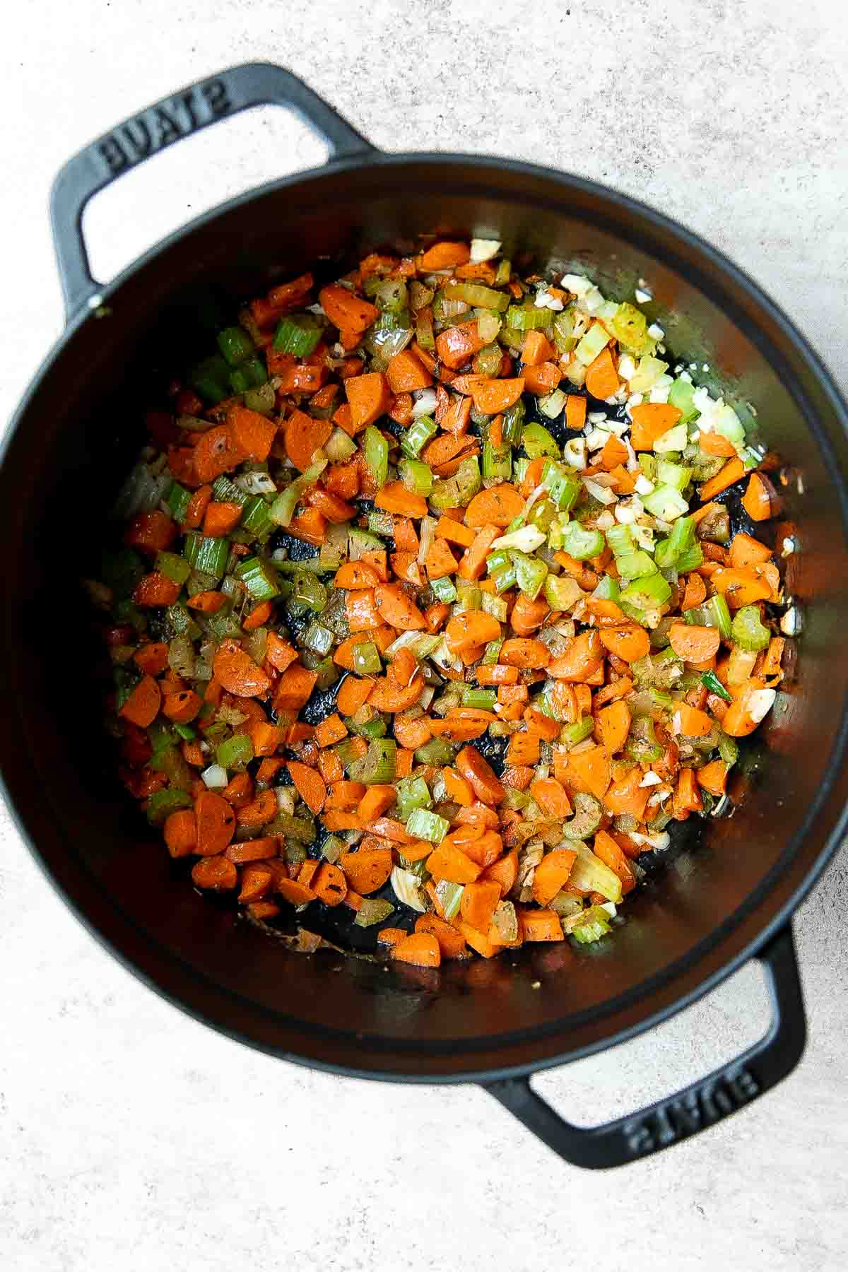 这个素食豌豆汤,是一个容易让素食汤富含营养和风味。富含蔬菜和调味。| aheadofthyme.com