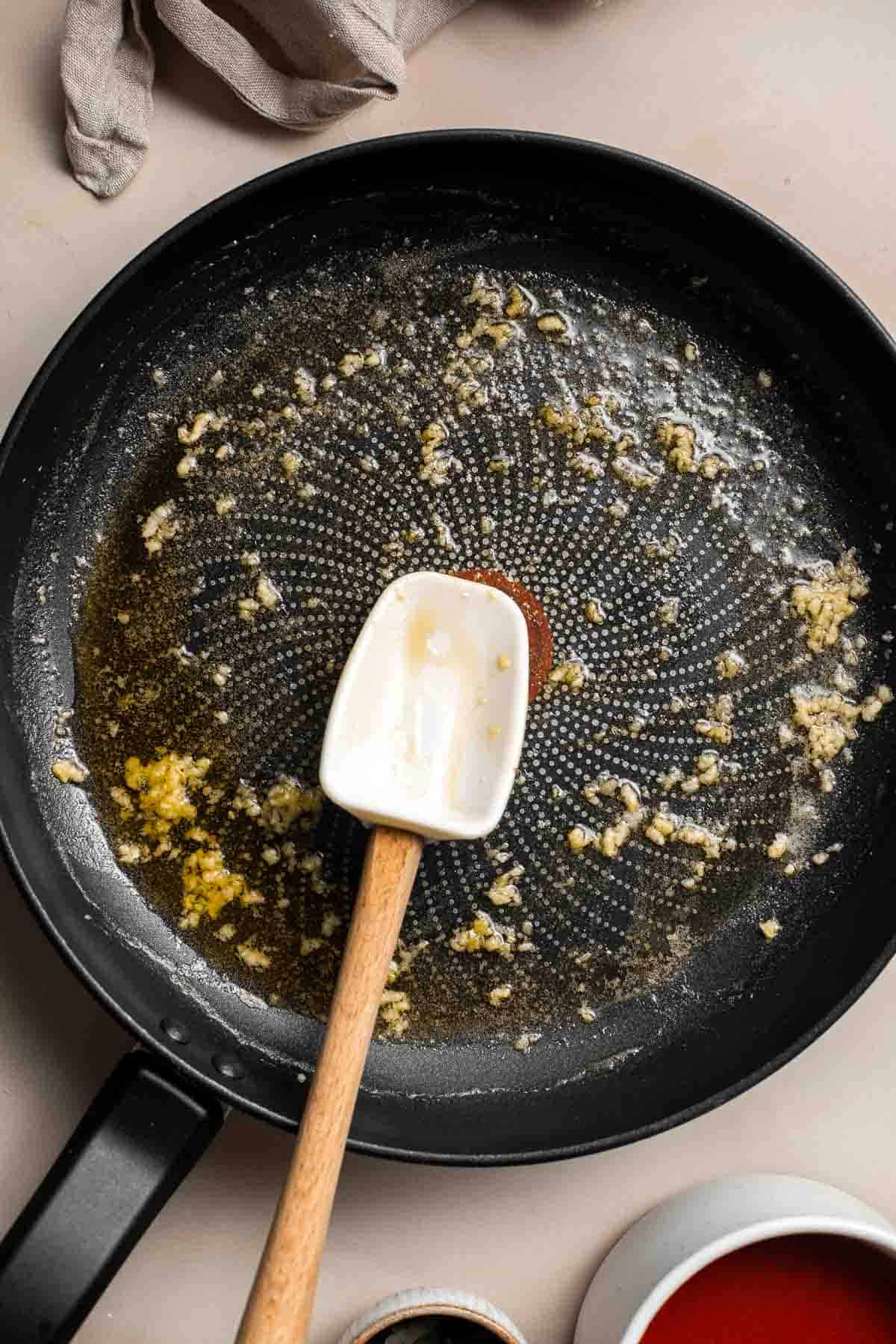 这奶油西红柿意大利面是一个简单的和美味的饭菜在25分钟从头奶油和西红柿酱,丰富和丝般光滑。| aheadofthyme.com