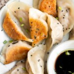 泡菜饺子是美味,美味,可口的。这些Korean-inspired饺子被烙印和蒸创造经典的脆皮底锅贴。| aheadofthyme.com