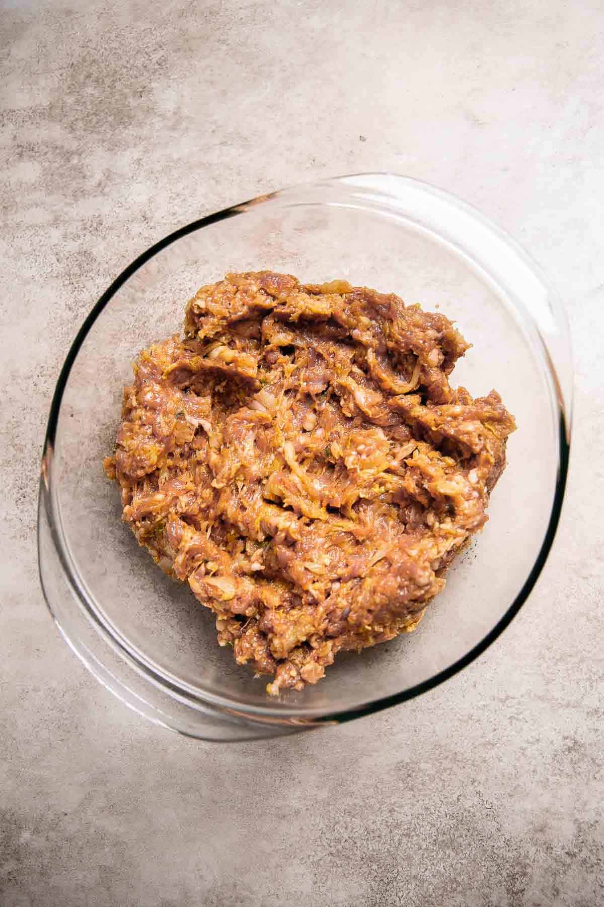 泡菜饺子是美味,美味,可口的。这些Korean-inspired饺子被烙印和蒸创造经典的脆皮底锅贴。| aheadofthyme.com