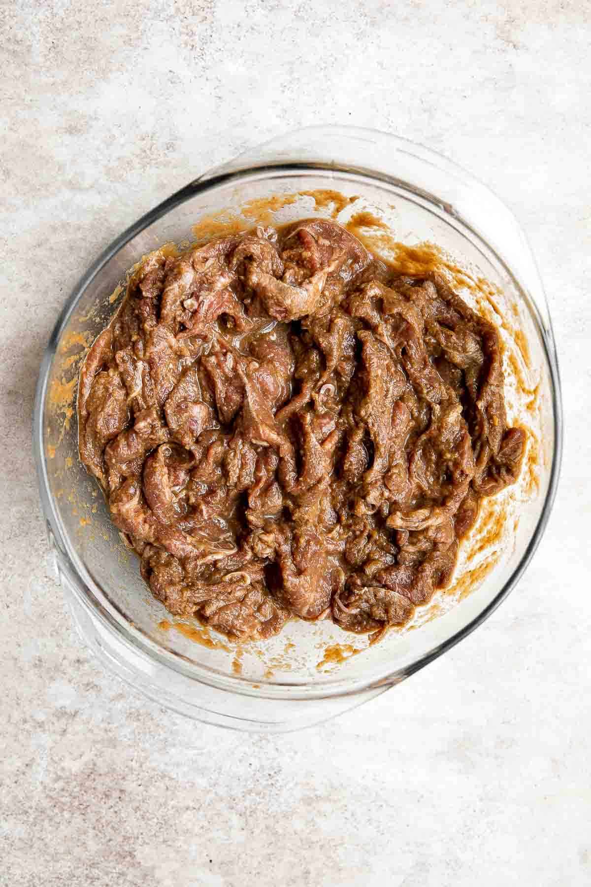 韩国烤肉是一个美味的牛肉,快速和容易与切成薄片的牛肉腌制30分钟的餐美味的甜食和美味蒜酱油。| aheadofthyme.com